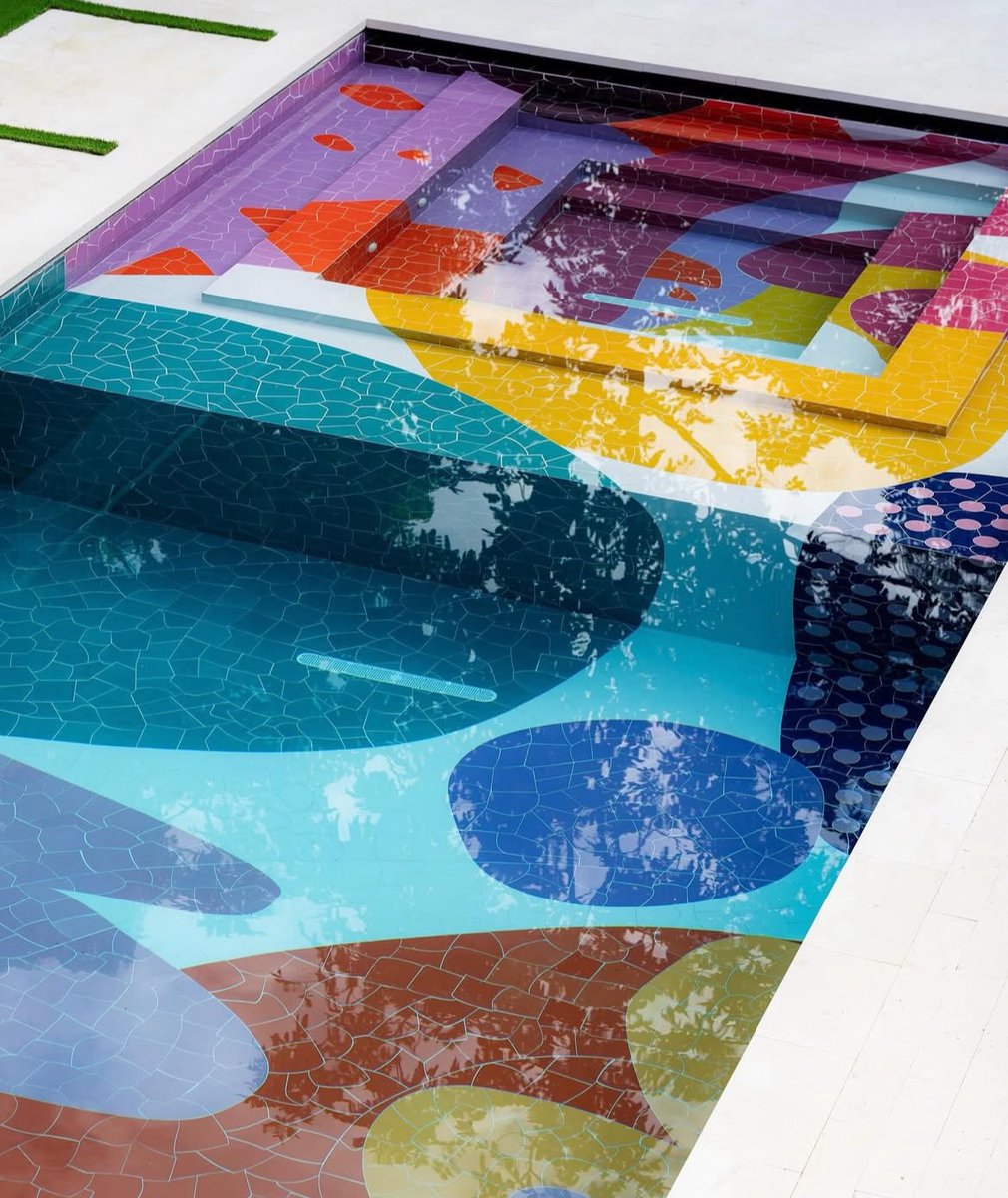 luusssso's tweet image. A backyard pool in Miami designed with over 8,000 handmade tiles by artist Alex Proba