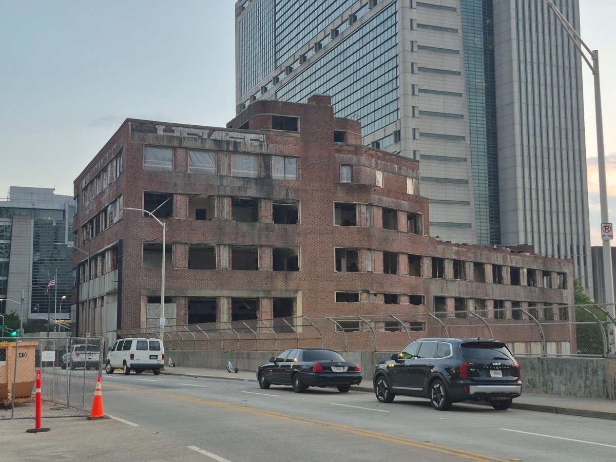 LathburyJason's tweet image. The Constitution building has been pruned!