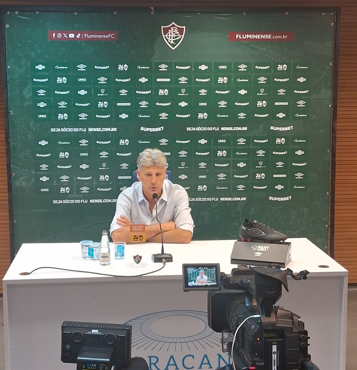 PerfilDaCentral's tweet image. 🎙️| Renato Gaúcho em entrevista coletiva:
"Nesses últimos três jogos, tirando o 1° tempo contra o Cruzeiro, o Fluminense vem jogando bem. A gente tem que melhorar algumas coisas, uma delas é o foco, a outra é a tranquilidade pra terminar as nossas jogadas." #CentralFluminense