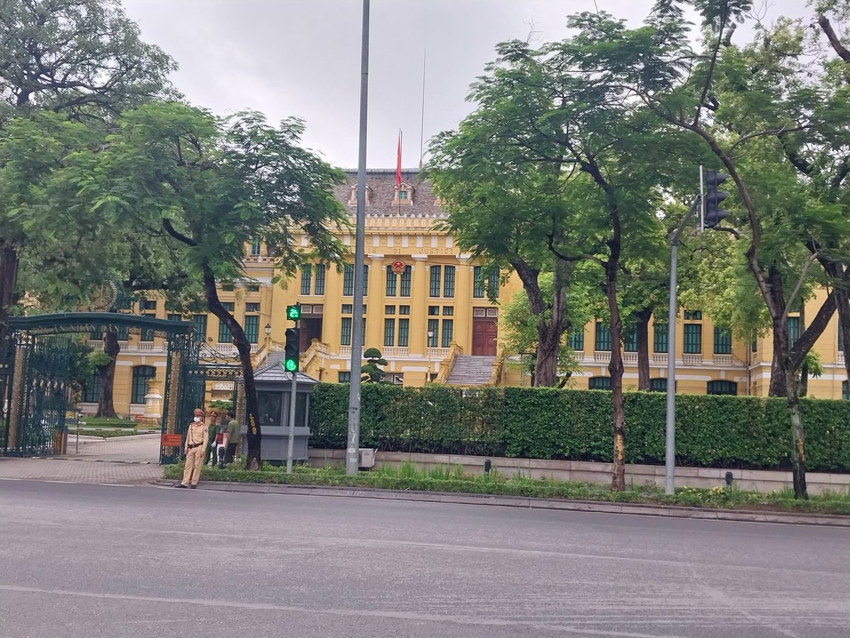 AbhishBanerj's tweet image. The French character of Hanoi is unmistakable.
Even the Supreme Court has "Palais de Justice" written on it.