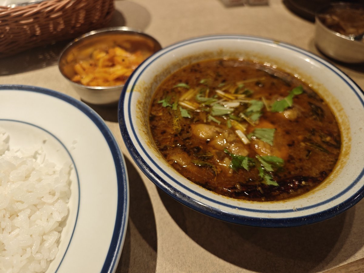 hortense667's tweet image. 生活圏なので定期的に食べるエチオピア@駿河台下。
めちゃ好きなのが、チキン豆カレー。
昔からあるカレーじゃないんだけど、いつの間にかこれの3辛しか食べてない。
昨日隣では25倍食べてました。
エチオピアに1つだけ希望があるとするとジャガイモのマヨネーズは標準で付けてほしい!!