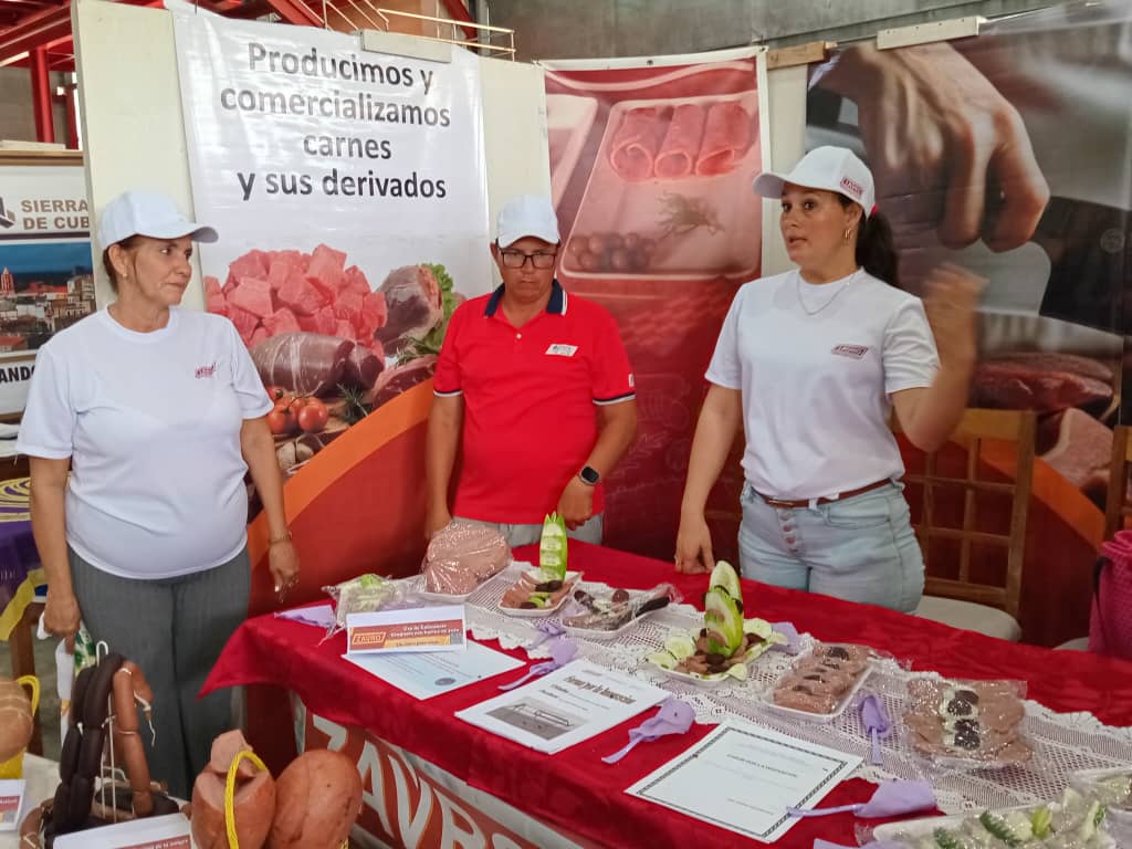 Participa la UEB Empacadora Cepero Bonilla, de la Empresa Cárnica de Camagüey en la Expo-Innovación Provincial para el desarrollo, mostrando sus innovaciones que contribuyen a soluciones de problemas presentes en la provincia. #CITMACamagüey