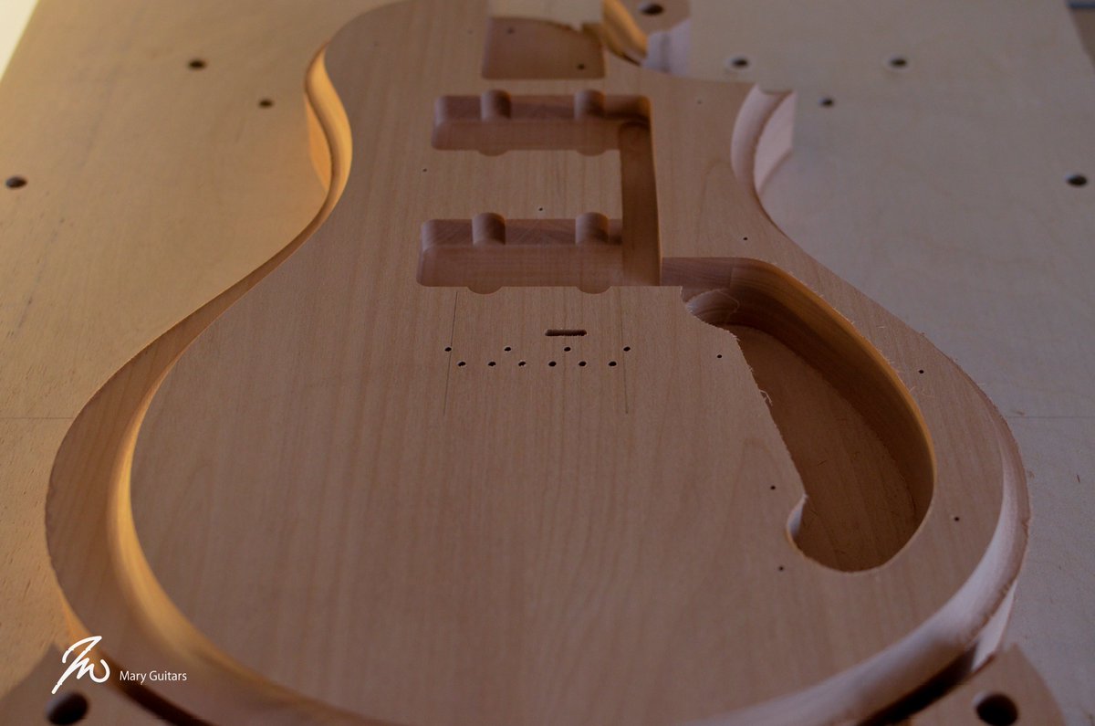 Vispa L Donut オーダー製作分
なんとか通常ラインナップのソリッドモデルは形出せるようになりました🏃💨 #maryguitars