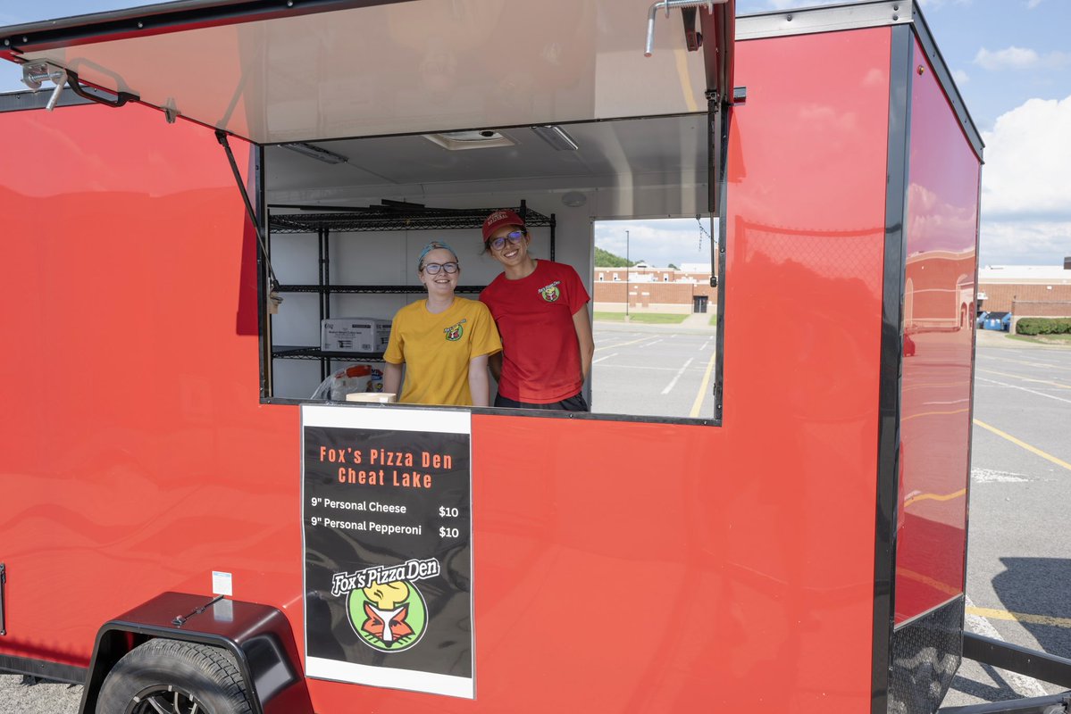 uhshawksfb's tweet image. Happy to share our 2025 UHS Max Out event collected more than $1,400 and two 40-gallon drums of shelf-stable food items for the Mountaineer Foodbank Veterans Table Feeding Program. Thank you @UHSHawks athletic director Jeff Bailey, UHS Athletic Boosters, Fox's Pizza Den Cheat…