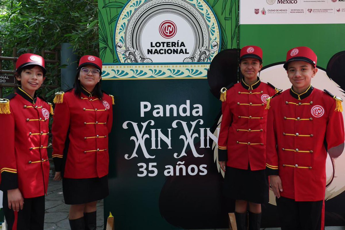 AnitaLomeli's tweet image. Hoy celebramos los 35 años de Xin Xin, la única panda gigante de América Latina. Con el billete conmemorativo de @lotenal, presentado por @ClaraBrugadaM, honramos a este símbolo de la #CapitalDeLaTransformación. Gracias al embajador @ChenDaojiang por fortalecer nuestros lazos.