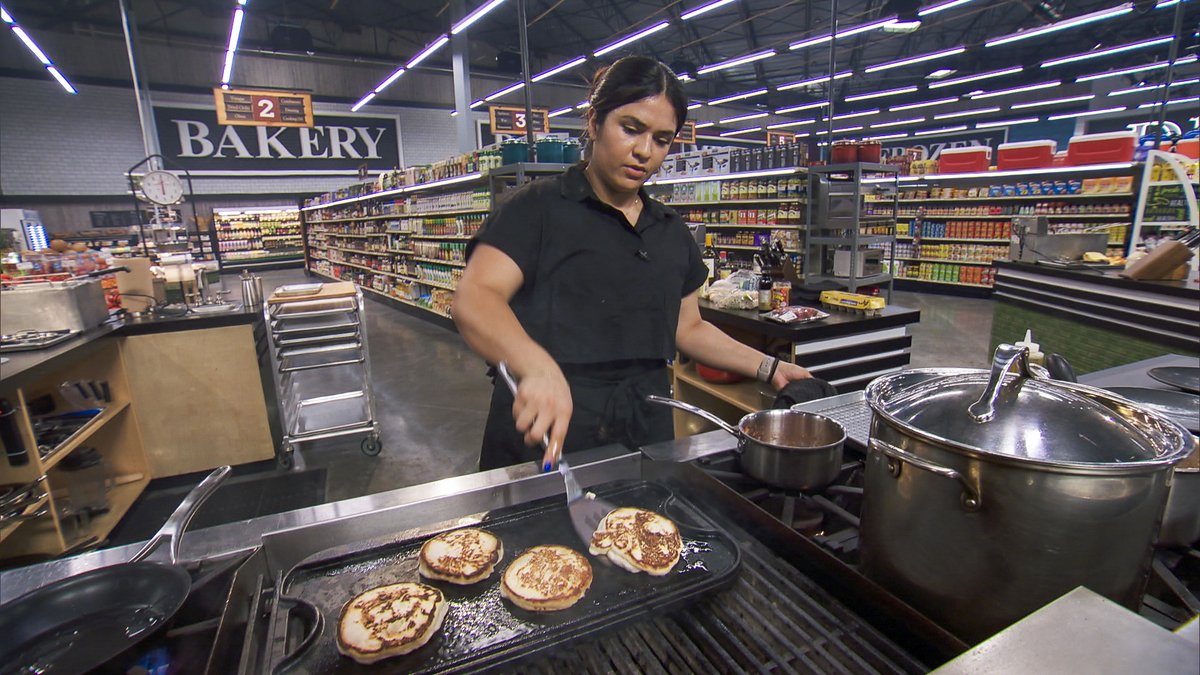 FoodNetwork's tweet image. 3 chefs take on Flavortown in a wicked high-stakes two-ingredients-per-aisle competition! 😱
Catch #GroceryGames, NEXT @ 9|8c 🛒