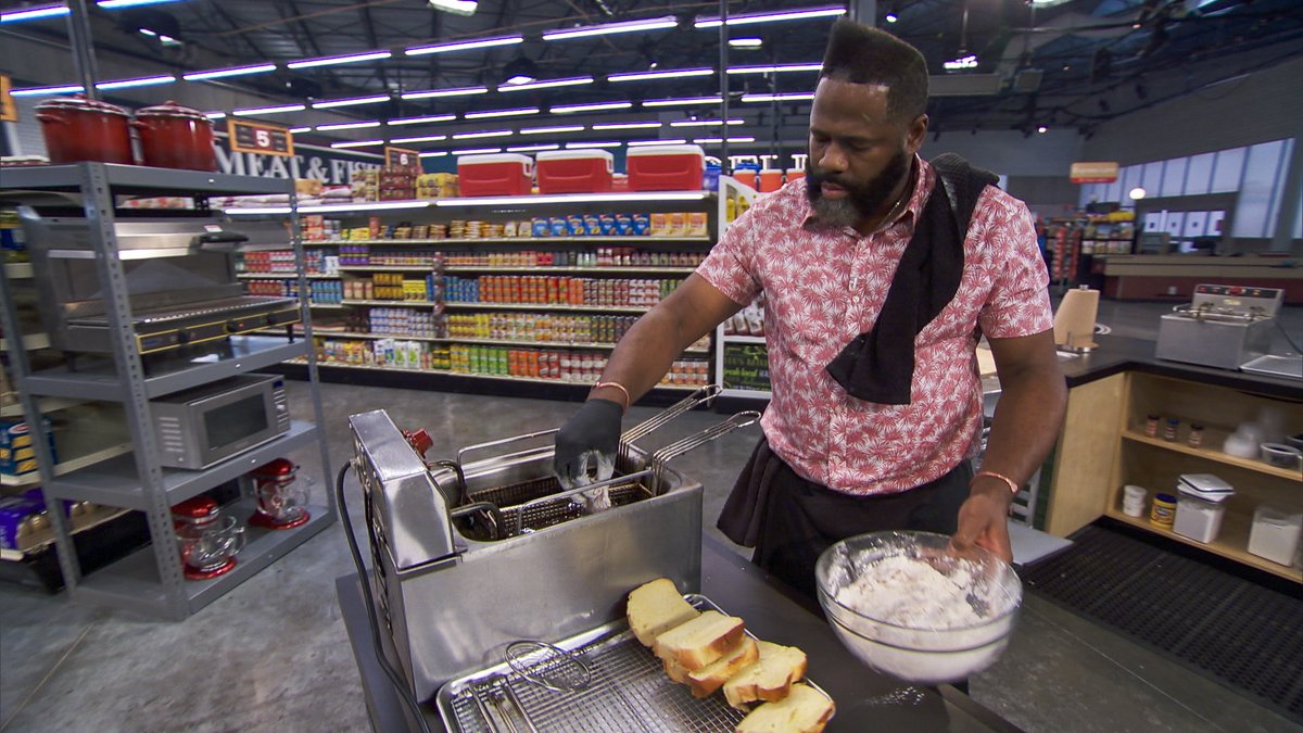 FoodNetwork's tweet image. 3 chefs take on Flavortown in a wicked high-stakes two-ingredients-per-aisle competition! 😱
Catch #GroceryGames, NEXT @ 9|8c 🛒