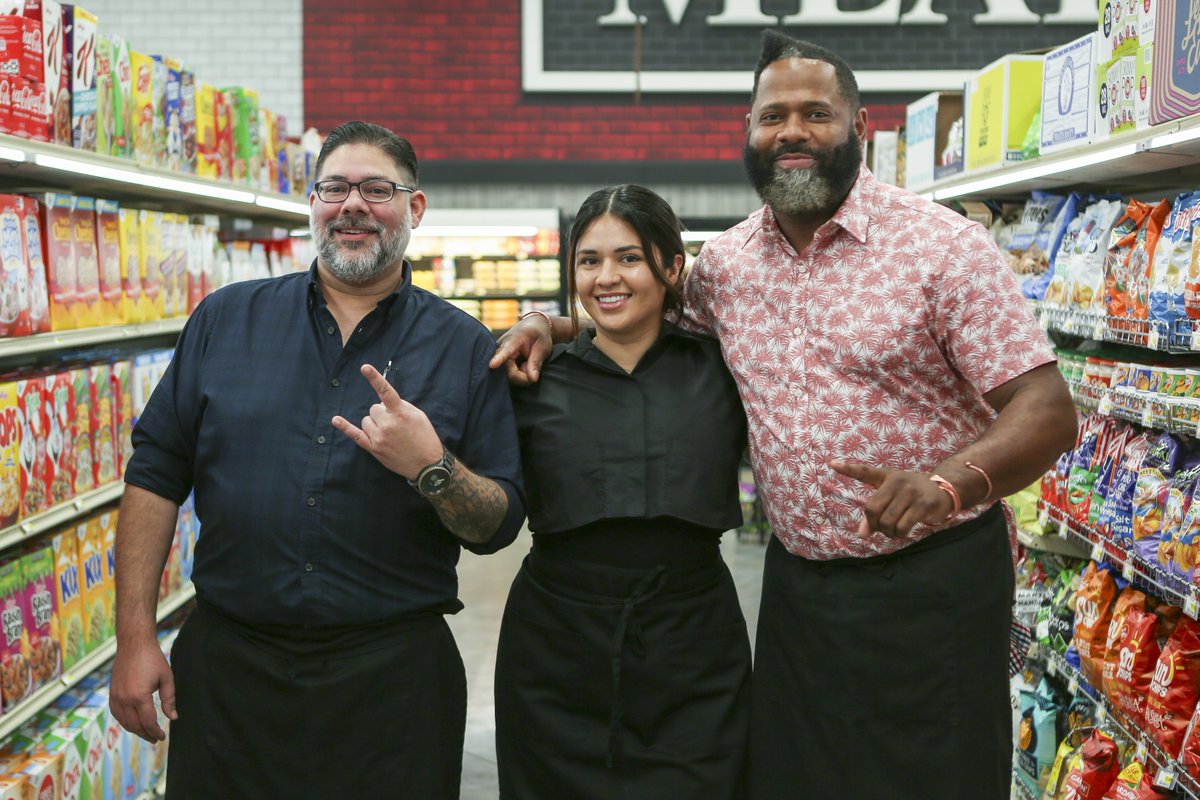 FoodNetwork's tweet image. 3 chefs take on Flavortown in a wicked high-stakes two-ingredients-per-aisle competition! 😱
Catch #GroceryGames, NEXT @ 9|8c 🛒