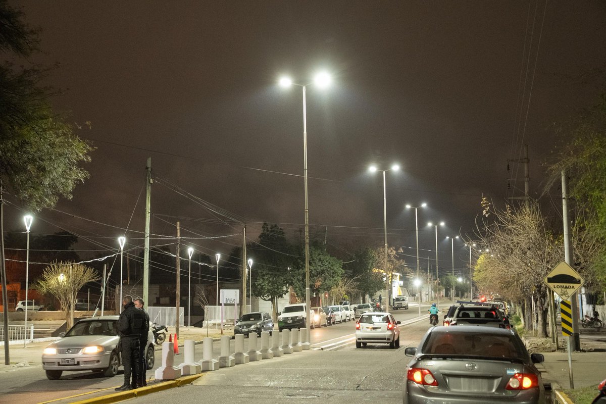 QuintelaRicardo's tweet image. ¡Más iluminación y seguridad para las y los vecinos de la zona norte! 💡
Así de linda quedó la Av. Oyola y Ramírez de Velasco, con obras que llegan a donde la gente las necesita.
Instalamos 64 nuevas luminarias que van a permitir que cada vecino y vecina circule con mayor…