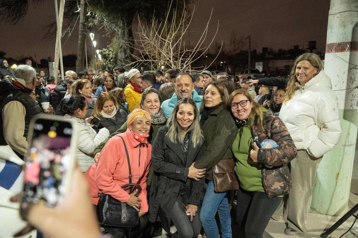 QuintelaRicardo's tweet image. ¡Más iluminación y seguridad para las y los vecinos de la zona norte! 💡
Así de linda quedó la Av. Oyola y Ramírez de Velasco, con obras que llegan a donde la gente las necesita.
Instalamos 64 nuevas luminarias que van a permitir que cada vecino y vecina circule con mayor…