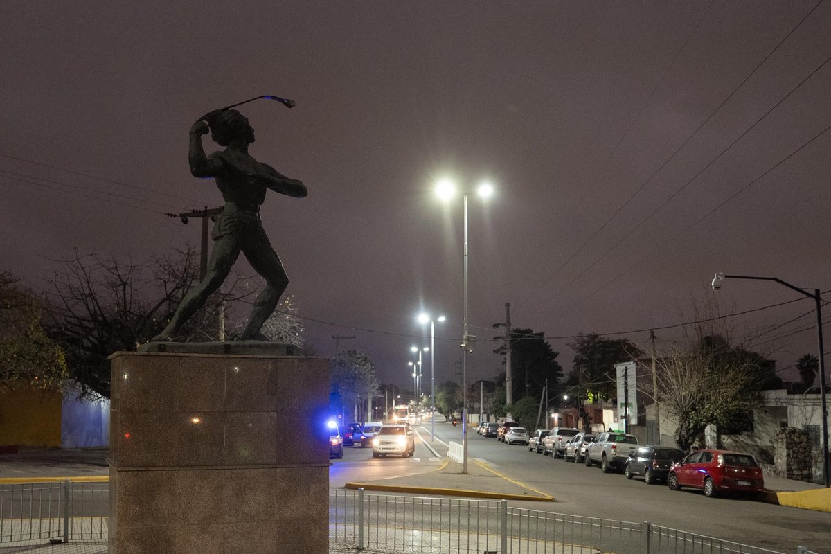QuintelaRicardo's tweet image. ¡Más iluminación y seguridad para las y los vecinos de la zona norte! 💡
Así de linda quedó la Av. Oyola y Ramírez de Velasco, con obras que llegan a donde la gente las necesita.
Instalamos 64 nuevas luminarias que van a permitir que cada vecino y vecina circule con mayor…