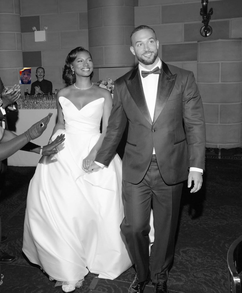 redzoneinthelab's tweet image. YOOOOO WHY THE DUDE IN THE BACK LOOKIN LIKE THAT
#whytaylor #taylorrooks