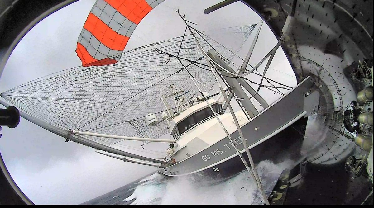 OliverNerd7's tweet image. I really wish SpaceX never gave up on catching fairing halves. It was always so funny to see stuff like this