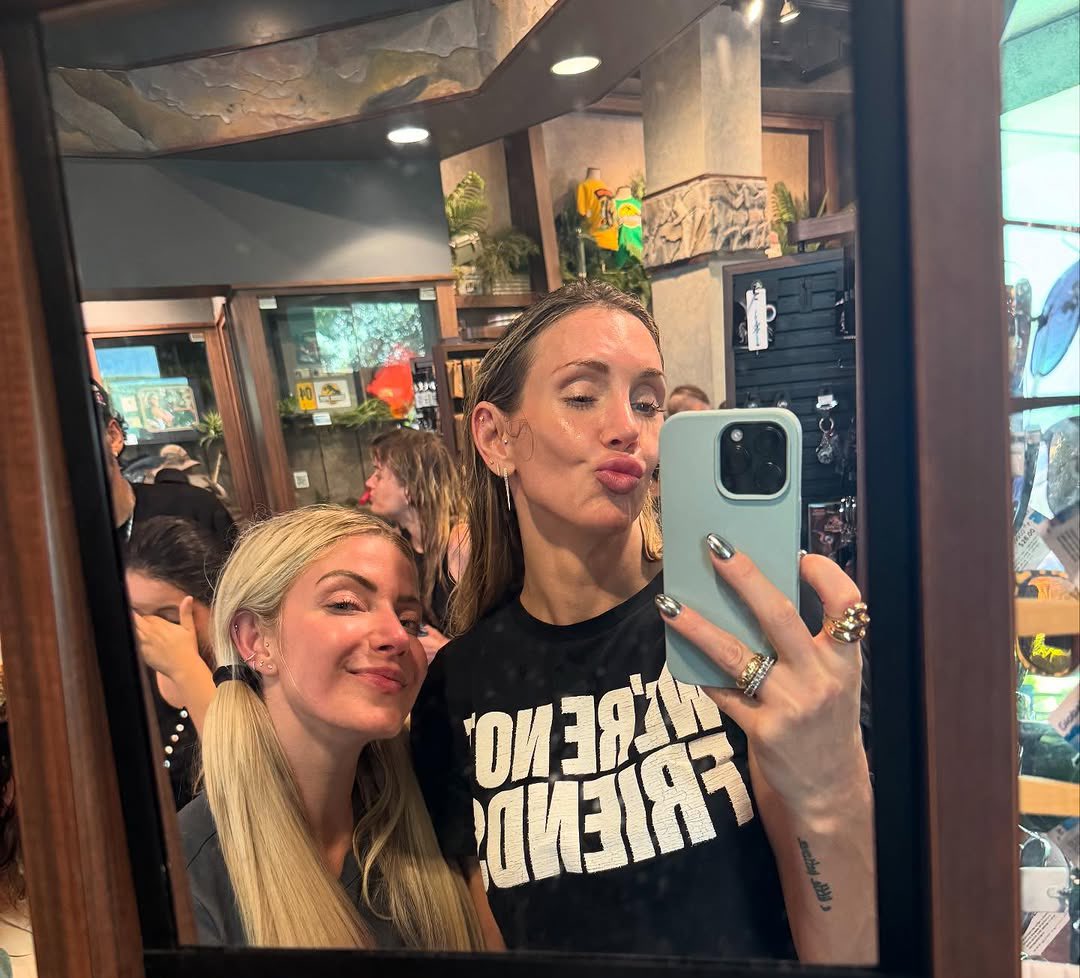 __danieleduardo's tweet image. but remember.... they are not friends, A queen. A goddess. A lovely chaos about to dominate the entire WWE division. 🙈♥️👑😈
#AlexaBliss #charlotteflair
#WWERaw #WWE