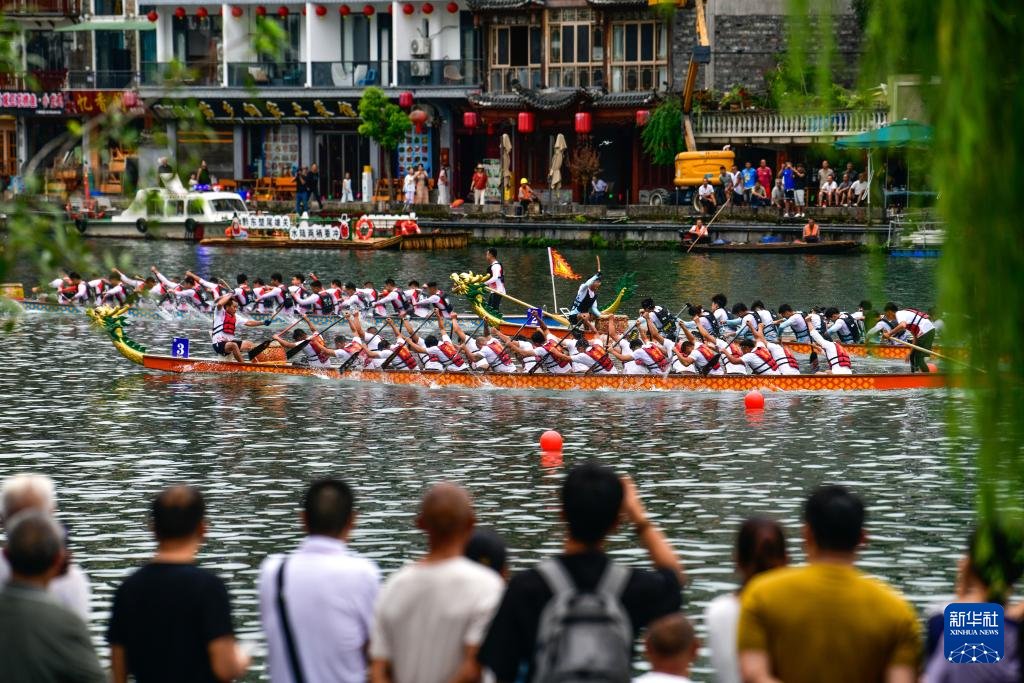 PDChinaLife's tweet image. Amid fierce drumbeats and cheering crowds, ten dragon boat teams from across the country raced in a thrilling two-day competition in Zhenyuan ancient town, southwest China&apos;s Guizhou Province. Alongside the intense water battles, a vibrant lineup of cultural activities added…
