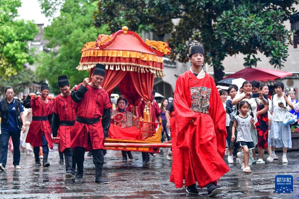 PDChinaLife's tweet image. Amid fierce drumbeats and cheering crowds, ten dragon boat teams from across the country raced in a thrilling two-day competition in Zhenyuan ancient town, southwest China&apos;s Guizhou Province. Alongside the intense water battles, a vibrant lineup of cultural activities added…