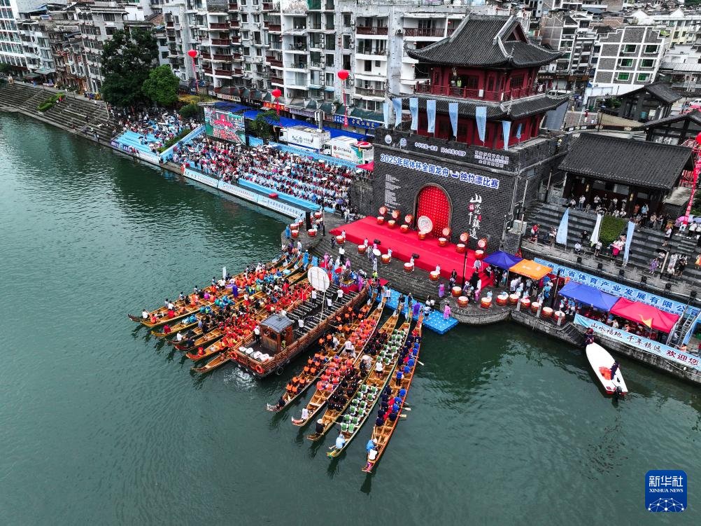 PDChinaLife's tweet image. Amid fierce drumbeats and cheering crowds, ten dragon boat teams from across the country raced in a thrilling two-day competition in Zhenyuan ancient town, southwest China&apos;s Guizhou Province. Alongside the intense water battles, a vibrant lineup of cultural activities added…