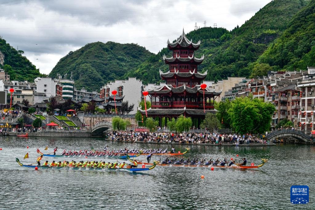 PDChinaLife's tweet image. Amid fierce drumbeats and cheering crowds, ten dragon boat teams from across the country raced in a thrilling two-day competition in Zhenyuan ancient town, southwest China&apos;s Guizhou Province. Alongside the intense water battles, a vibrant lineup of cultural activities added…