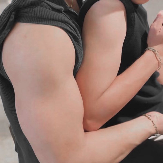 parkyoonhee65's tweet image. Baekhyun is literally the size of a cute little package 🎀🥺
Meanwhile, Chanyeol looks like a full-on bodyguard 😂💪🏻
Their size difference cracks me up every time 😭🫶🏻
#chanbaek #찬백