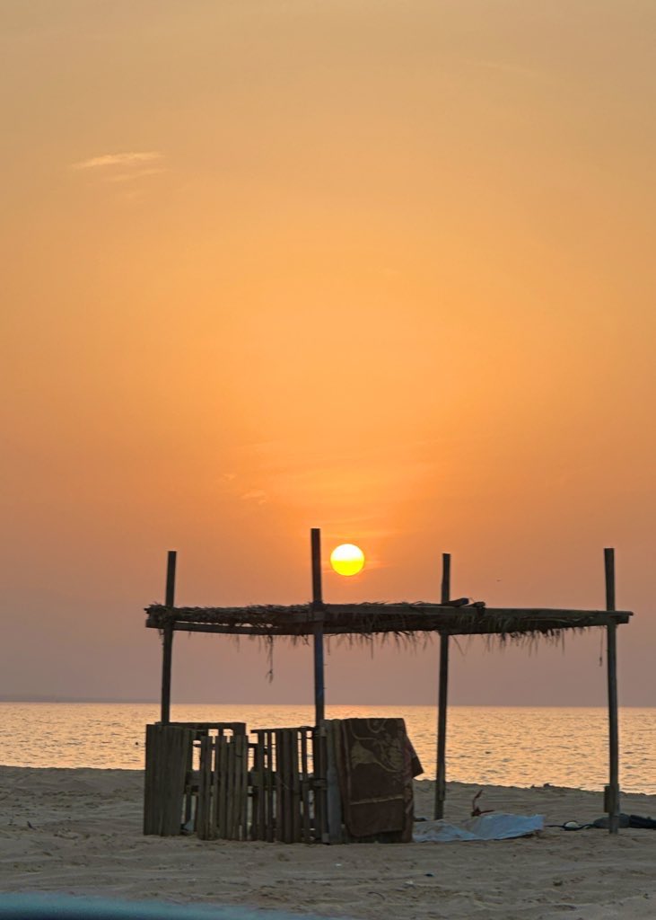 #يخبرني_الصباح 
#تصويري 
..
ربما يُساق إلينا قدرً من الله خير من كل أحلامنا..
كرم الله عظيم، وخزائنه لا تنفد..!!
..
جبر الله قلوبنا وقلوبكم ..🤍✨