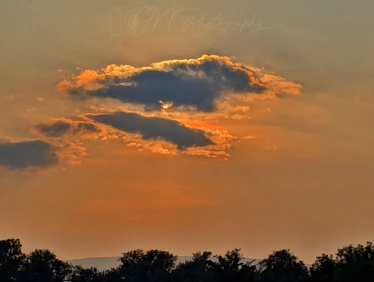 jnphotographies's tweet image. Beautiful looking sunset tonight with some hazy skies, and some minor cloud cover around featuring some gorgeous sunrays! #PAwx