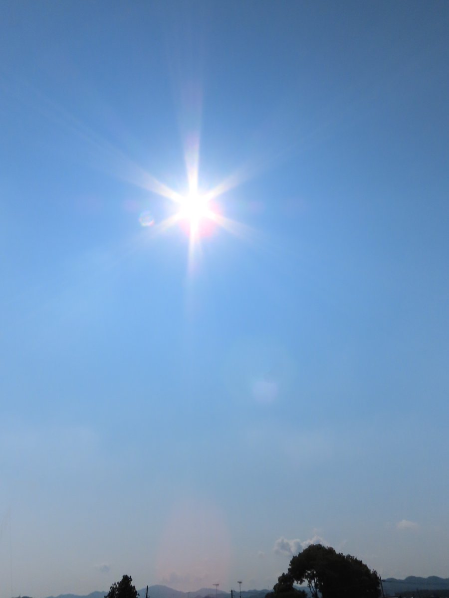 yumeasutw's tweet photo. #青空 にお日様ギラギラ✨
外は34℃の蒸し暑い木曜日の朝☀️
昨日の⛈️俄か雨で草木はイキイキ🌿
予想最高/最低気温🌡️36℃/24℃
晴れ時々雨☀️/☔
熱中症警戒アラート発令⚠️
午後は突風、落雷、俄か雨にご用心🌪️⛈️
#イマソラ #快晴
#空の名前
#天気の図鑑 #雲の超図鑑
#鉄塔
#a2025 #a0724 #a202507 https://t.co/wBBuY9lHh9