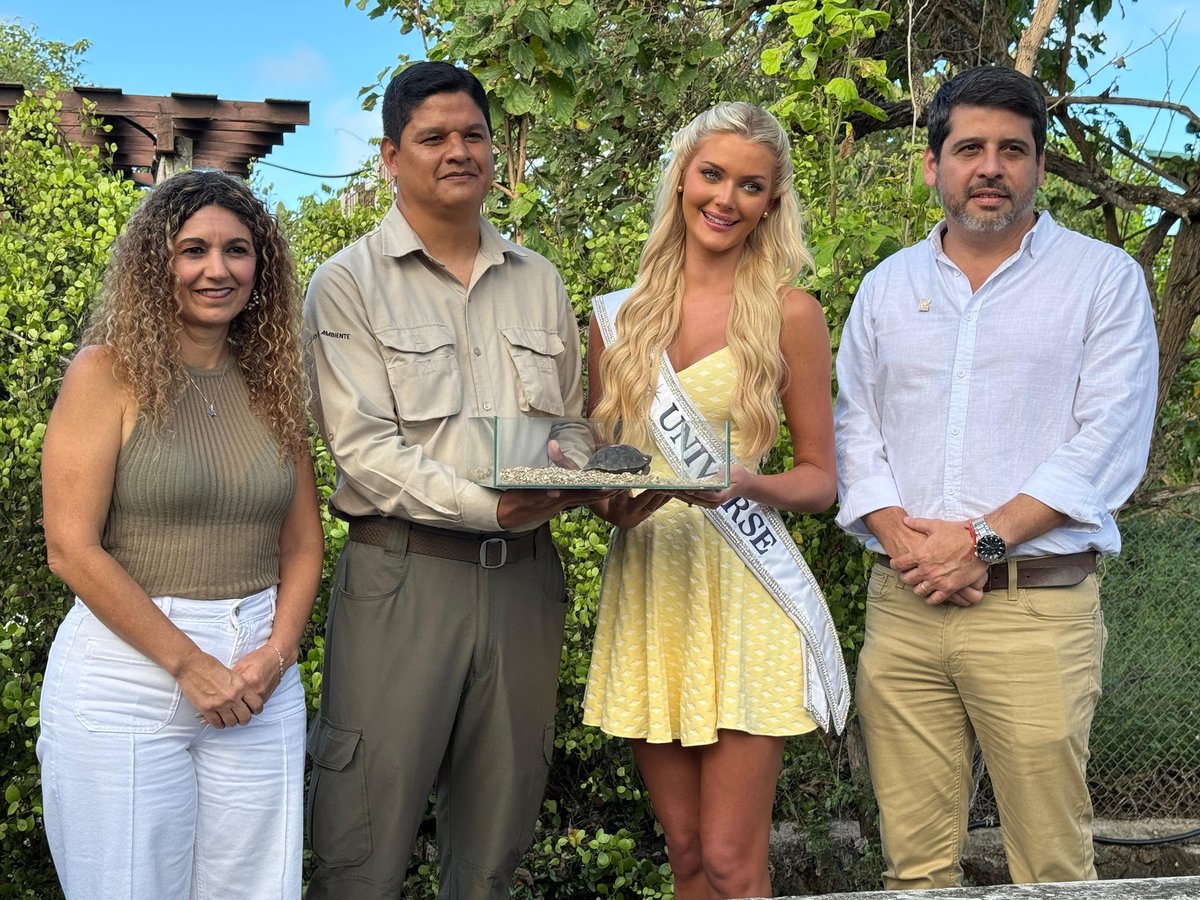 #Galápagos | La Secretaria Técnica del Consejo de Gobierno de Galápagos, Marilyn Cruz,  participó en una emotiva ceremonia en la que Victoria Kjaer, actual Miss Universo, fue nombrada madrina de una tortuga terrestre originaria de la isla Floreana.