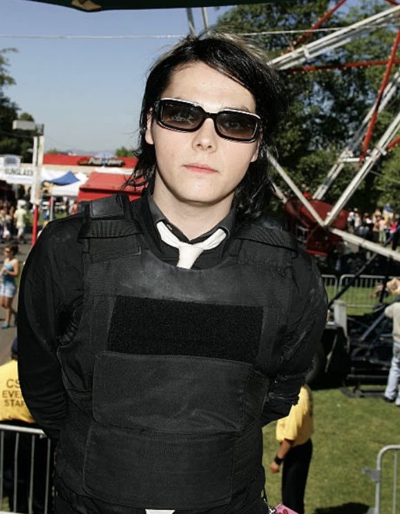 onemouseinacoat's tweet image. i like this specific genre of gerard photos because you can see his eyeballs and he looks silly