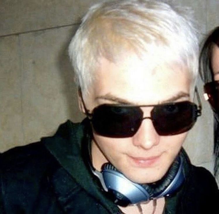 onemouseinacoat's tweet image. i like this specific genre of gerard photos because you can see his eyeballs and he looks silly