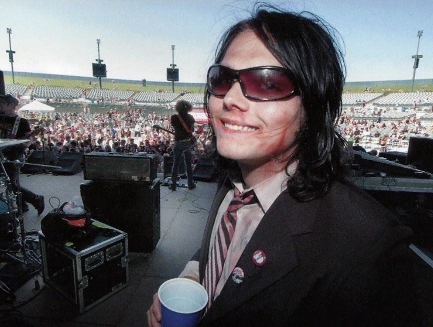 onemouseinacoat's tweet image. i like this specific genre of gerard photos because you can see his eyeballs and he looks silly