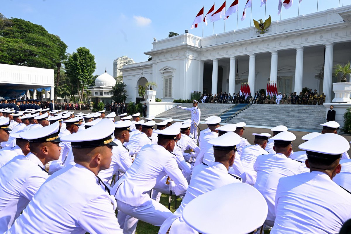 Sjafrie Sjamsoeddin (@sjafriesjams) on Twitter photo Mendampingi Presiden RI Prabowo Subianto <a href="/prabowo/">Prabowo Subianto</a> menyaksikan momen bersejarah bagi 2.000 perwira remaja lulusan Akmil, AAL, AAU dan Akpol dalam Upacara Prasetya Perwira (Praspa) TNI dan Polri Tahun 2025 di Jakarta, Rabu, 23 Juli 2025.
Sumber: BPMI Setpres
<a href="/ListyoSigitP/">Listyo Sigit Prabowo</a> Mendampingi Presiden RI Prabowo Subianto <a href="/prabowo/">Prabowo Subianto</a> menyaksikan momen bersejarah bagi 2.000 perwira remaja lulusan Akmil, AAL, AAU dan Akpol dalam Upacara Prasetya Perwira (Praspa) TNI dan Polri Tahun 2025 di Jakarta, Rabu, 23 Juli 2025.
Sumber: BPMI Setpres
<a href="/ListyoSigitP/">Listyo Sigit Prabowo</a>