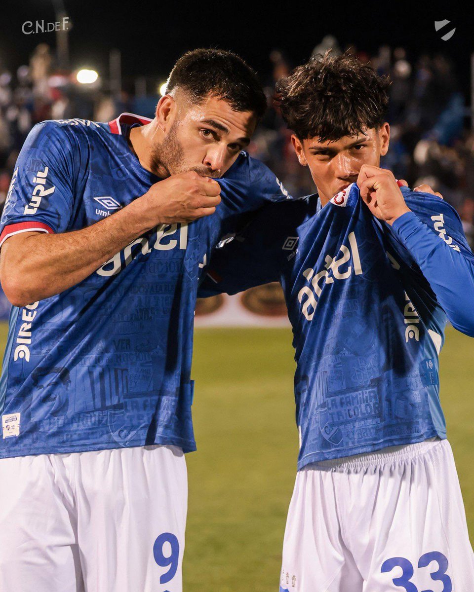 Me sorprende de sobremanera la cantidad de gente que me manda la foto de <a href="/gomez_maxi9/">Maximiliano Gómez</a> besándose el escudo

Aclaró por las dudas:

-Siempre dije que es el mejor 9 del medio (a años luz de los otros) cuando todos hacían chistes como Maxsingoles entre otros

-Es jugador de <a href="/Nacional/">Nacional</a>