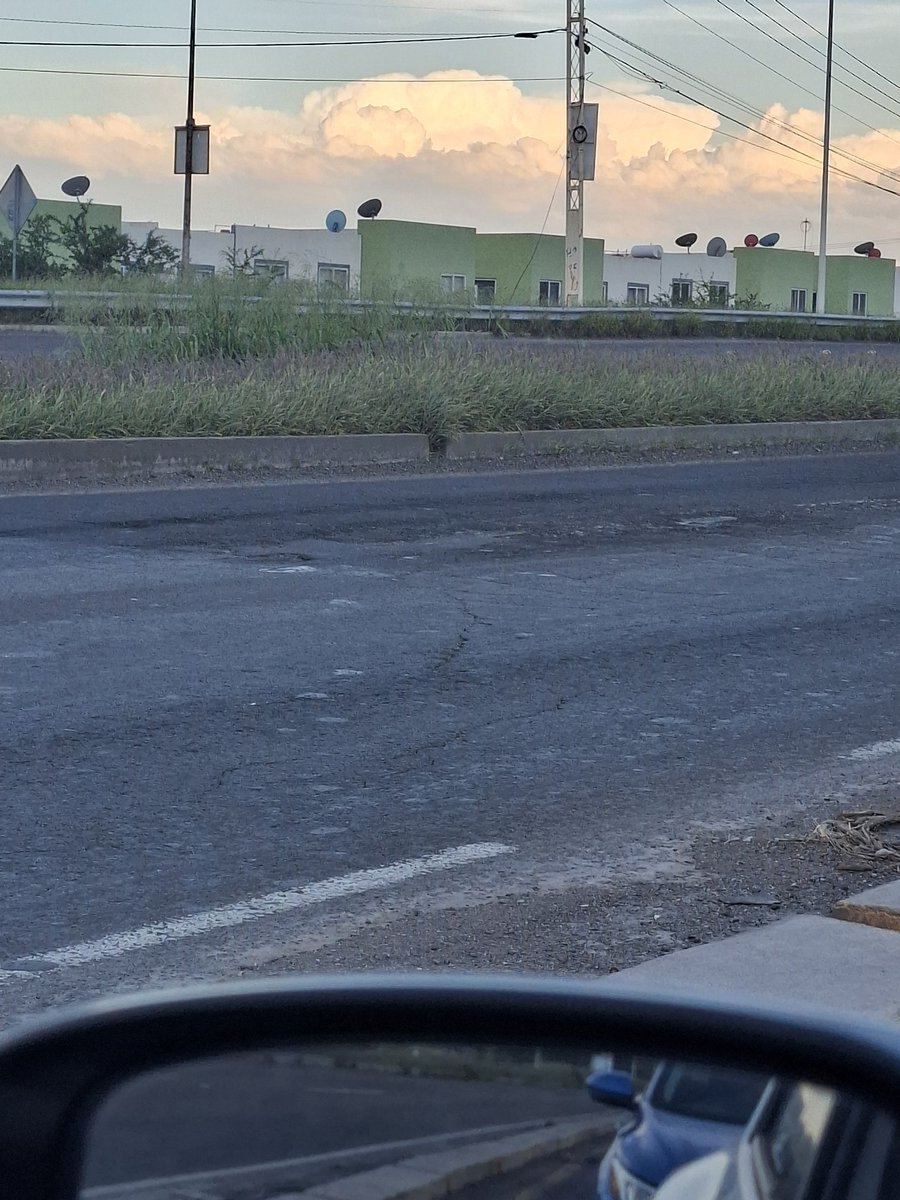 pretzel89_'s tweet photo. @PCIVILQRO @gobqro #MunicipiodeQuerétaro un año y no arreglan el libramiento norponiente a la altura de sonterra. Lleno de baches despues de las lluvias, pero estado en años. @AlertaQro https://t.co/0KLta43JRV