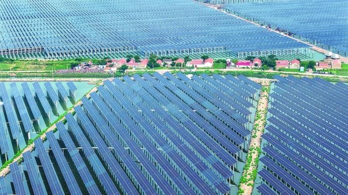 Echinanews's tweet image. Beijing is advancing a clean energy transformation and selling clean energy to the world, while Washington is pushing oil and gas, risking a loss of leadership in the global energy transition.
China has built the world's largest renewable energy system, advancing wind, solar,…
