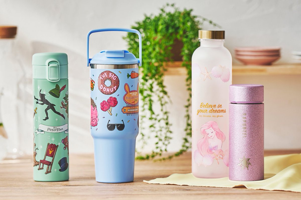 Disneystorejp's tweet image. 🥤⌒⌒⌒🧊
この季節にピッタリな
ドリンクウェアが登場✨
🧊⌒⌒⌒🥤
いよいよ夏本番☀
可愛い水筒やタンブラーで
水分補給をしませんか?😊
#ディズニーストア.jp&店舗で販売中
▶️store.disney.co.jp/home/kitchen/t…