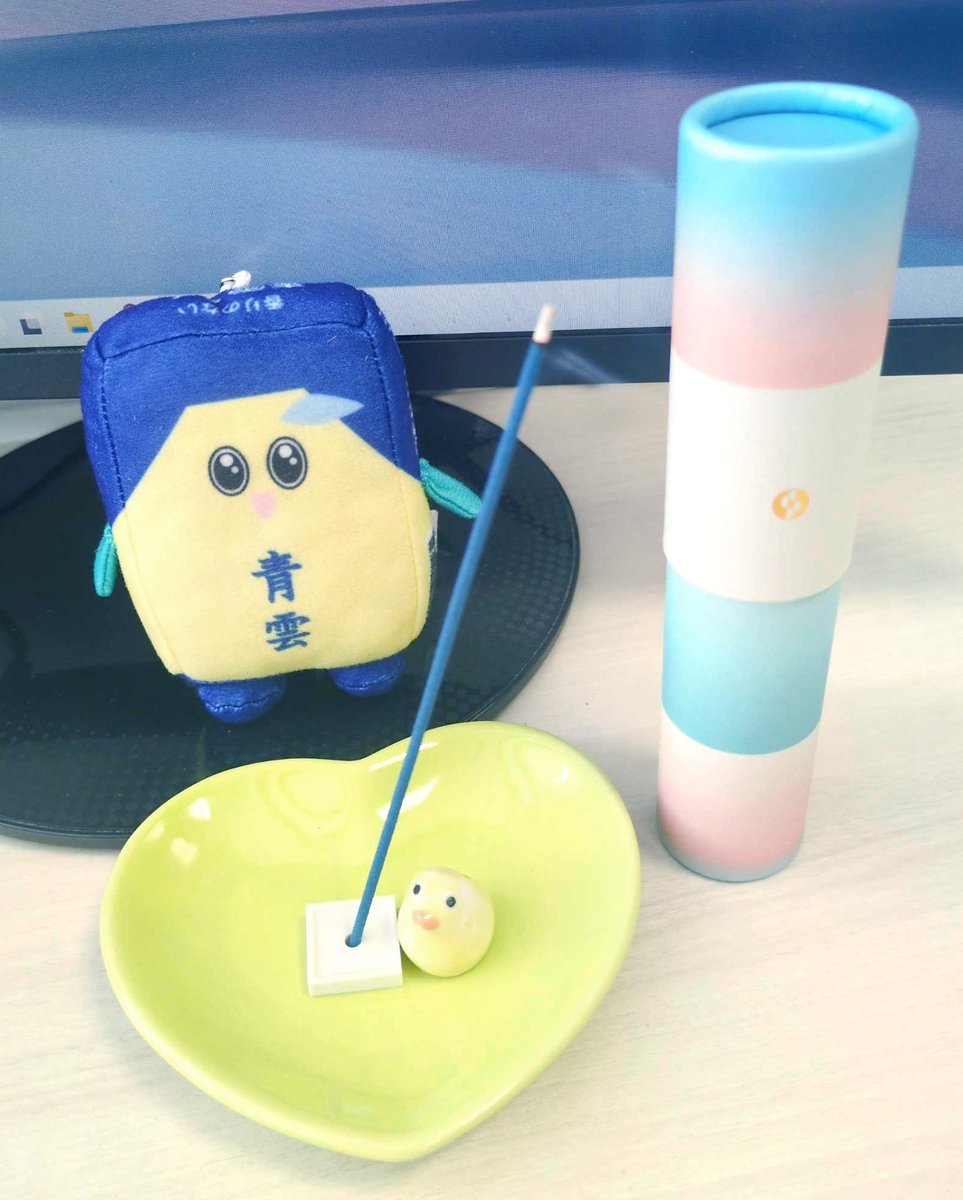 nipponkodo_jp's tweet image. けむりもくもく木曜日~🪁
本日はひんやり気分に浸るべく、「アイスミント&ホワイトティー」のお香を焚いています!
本日も熱中所に気を付けて、強く生きましょう🪁
#強く生きよう #青雲