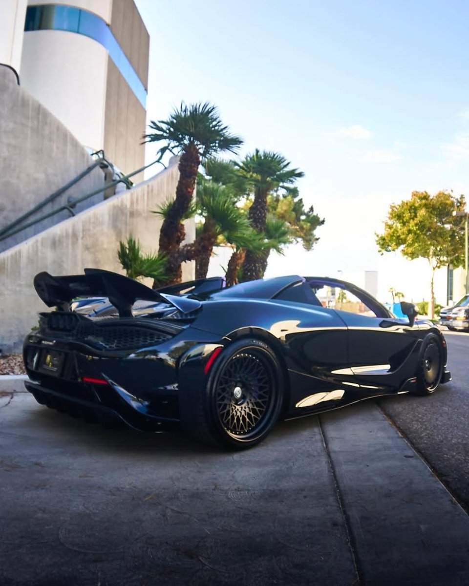 duPontREGISTRY's tweet image. 2022 McLaren 765LT Spider | Asking Price: $584,999
This menacing 765LT is presented in a combination of Black over an MSO Purple Interior, all complimented by Custom HRE Wheels