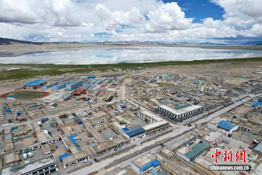 Echinanews's tweet image. Aerial photos taken on July 20, 2025 shows Yanhu Township, Geji County, Ali Prefecture, #Xizang Autonomous Region.
The Yanhu Township is one of the key nodes of the ancient Salt Sheep Road which dates back to over 1,000 years. In recent years, the establishment of crude salt…