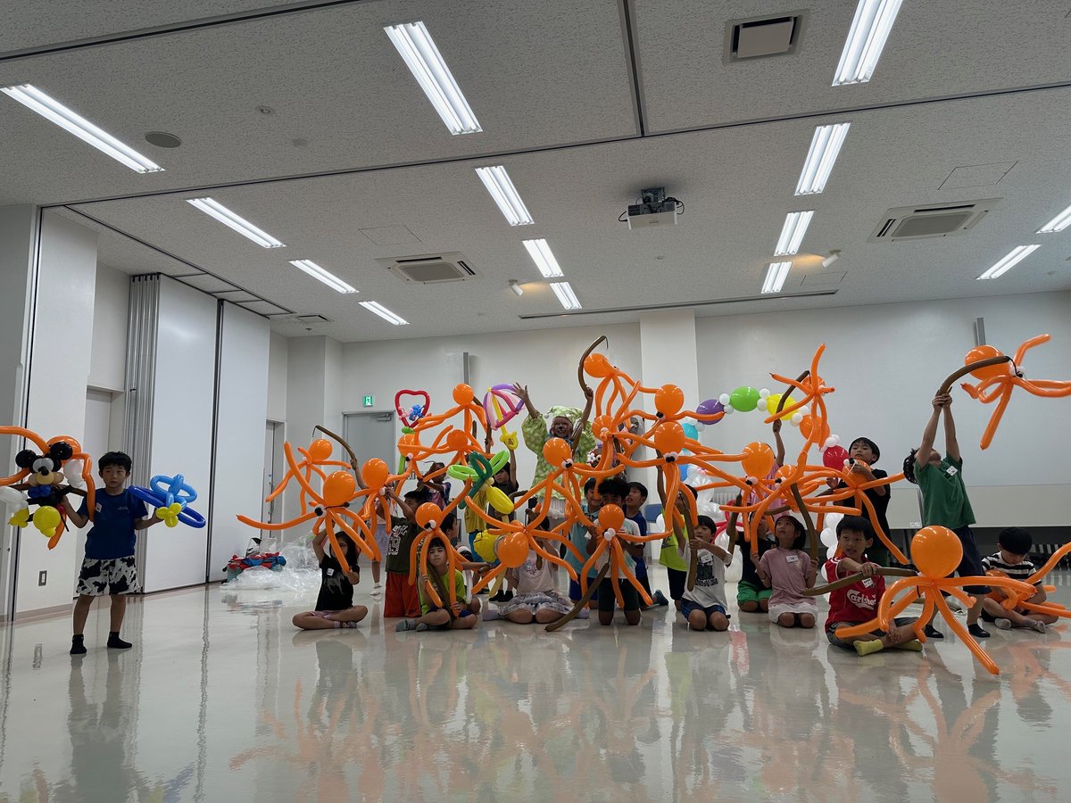 USACEJapan's tweet image. JEDの沖縄エリアオフィスのスタッフは、交流のあるAmerAsian SchoolにおいてSTEAMイベントを行いました。
低学年のクラスでは、ピエロのファンキーによるバルーンアート、中・高学年のクラスでは”音”に関するクラスを実施。
楽しそう😄
#JED #USACE #米陸軍工兵隊 #沖縄エリアオフィス #夏休み