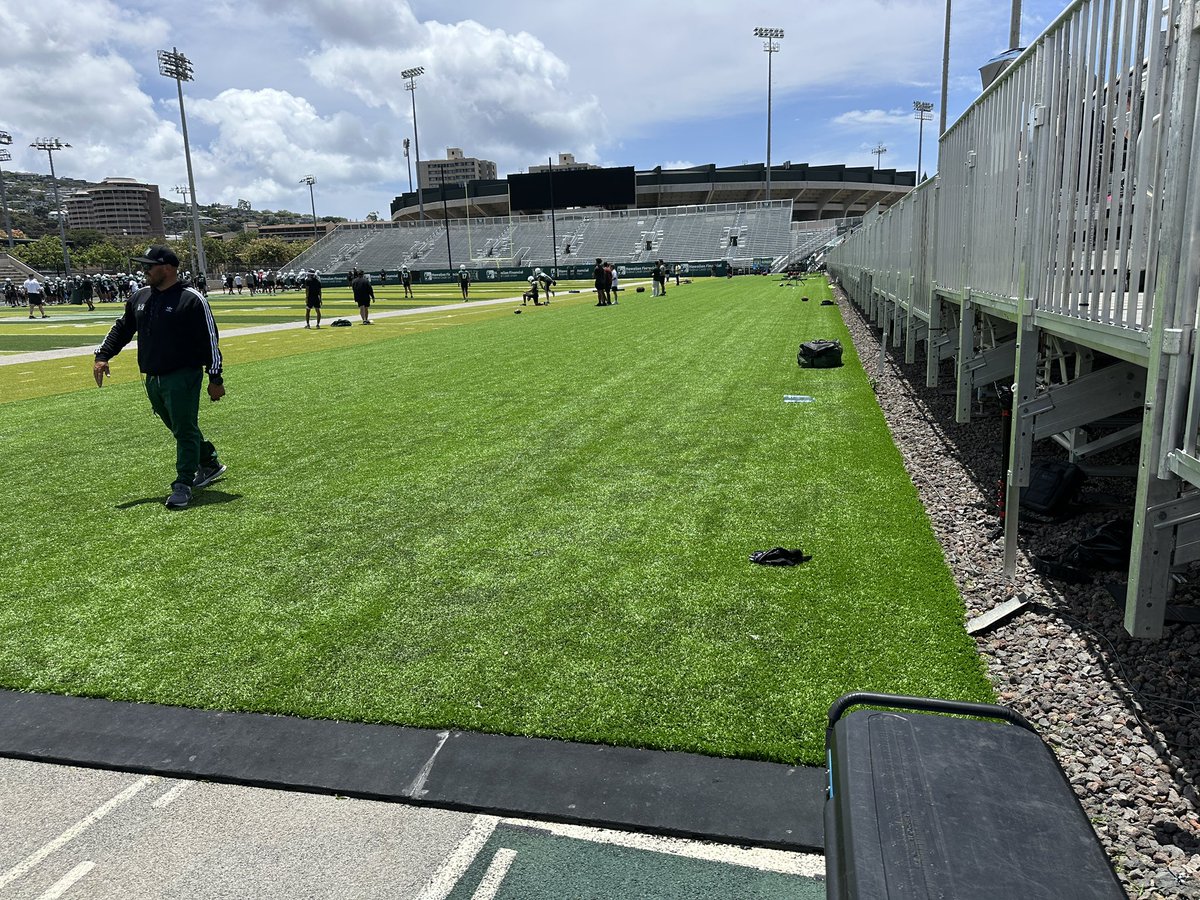 c_shimabuku's tweet image. For #HawaiiFB, the little things are both to be focused on and appreciated at the start of fall camp: alohastatedaily.com/2025/07/23/haw…