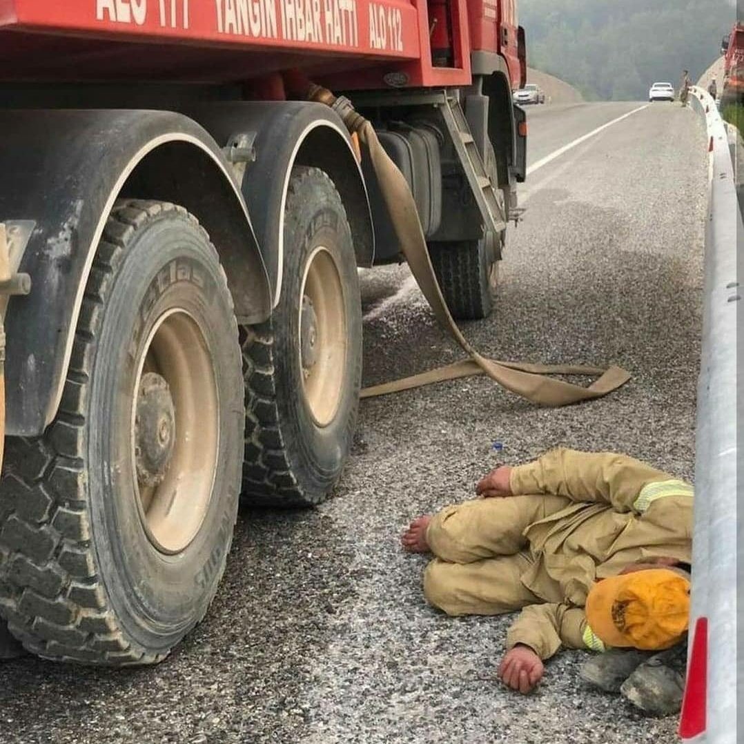 Asfaltı yatak, botlarını yastık yapanların hakkı nasıl ödenir  . .
#ormanyangını #Eskisehir #patlama #yangın #yangınvar #SonDakika