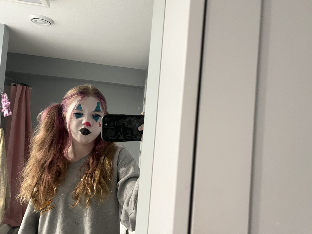 totallynotzoey_'s tweet image. clowning around or whatever