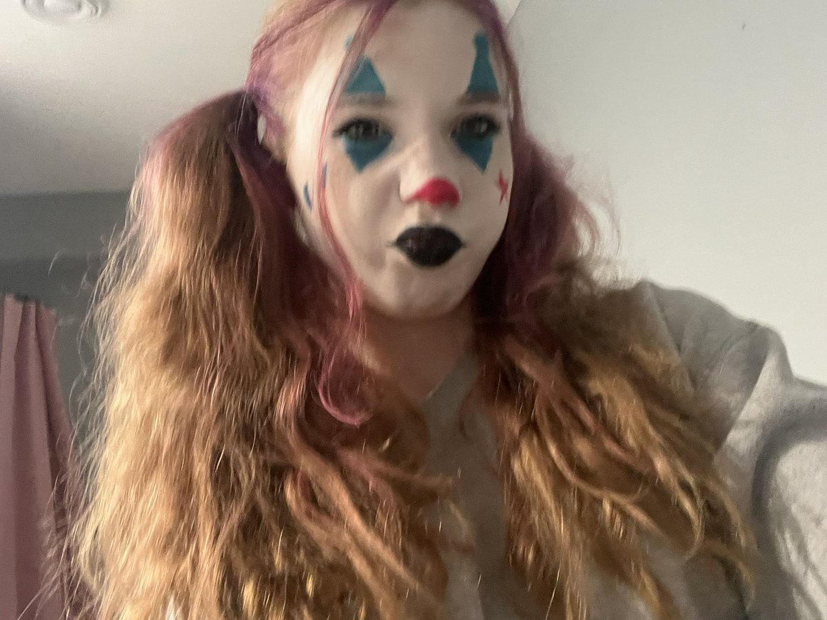 totallynotzoey_'s tweet image. clowning around or whatever