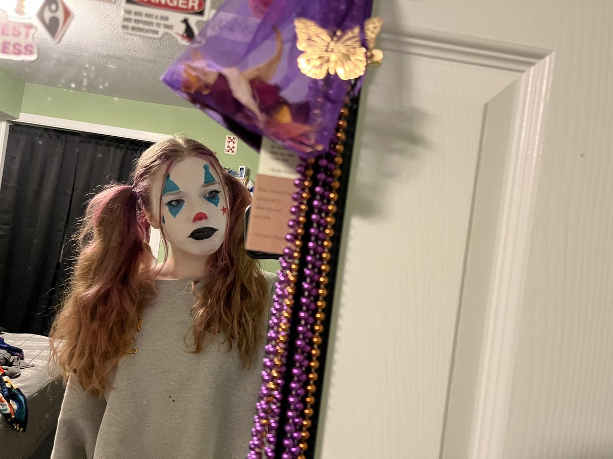 totallynotzoey_'s tweet image. clowning around or whatever