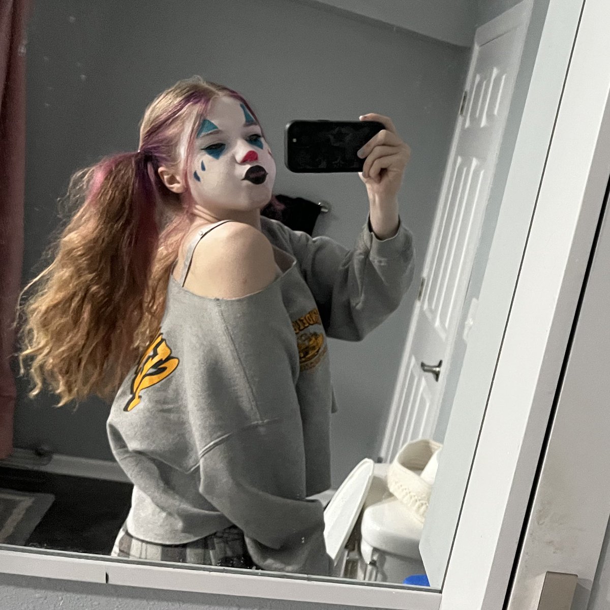 totallynotzoey_'s tweet image. clowning around or whatever