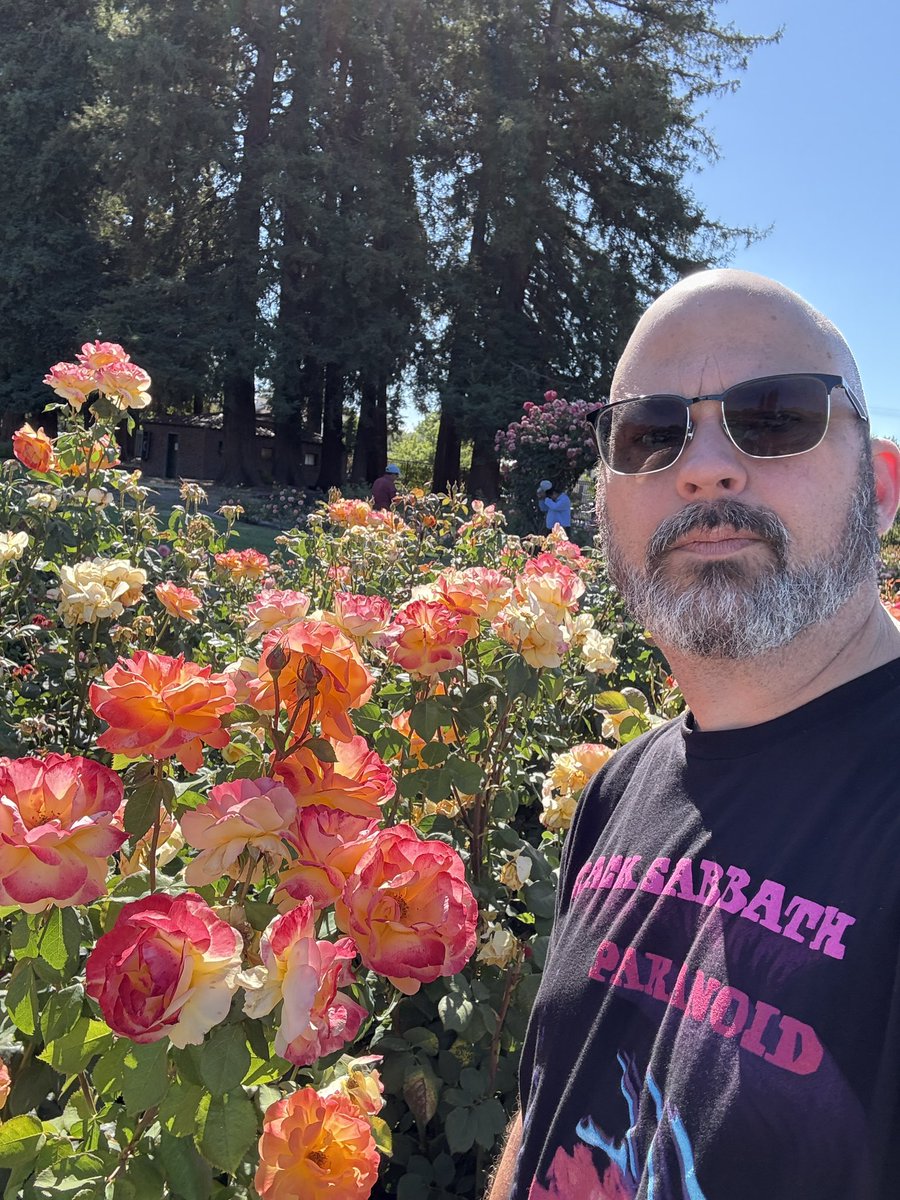 TeleStrater's tweet image. Visited a large community rose garden. 🌹 🥀 🌹