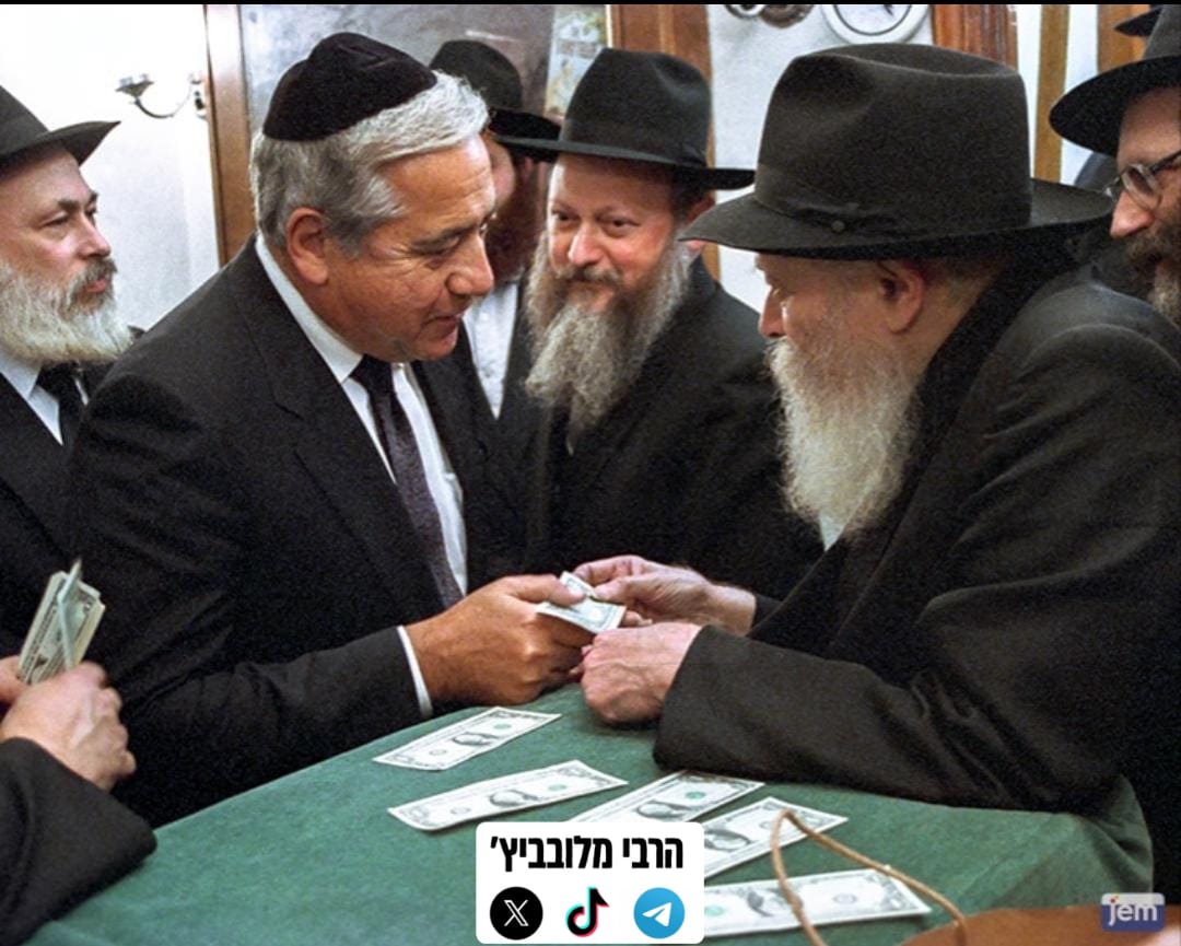 harabi_770's tweet image. האכפתיות של הרבי:
משה, איש עסקים מצליח בטקסטיל, גר בסוף שנות ה-40 בניו זילנד לצורך גידול צמר.
יום אחד כשביקר אצל בתו בניו יורק, פגש במעלית רב צעיר ששאל אותו מאיפה הוא, כשענה לו שהוא מגיע מניו זילנד, שאל אותו הרב אם יש מקווה בניו זילנד.
משה השיב לרב שנמצא שם לצורכי עסקים בלבד,…