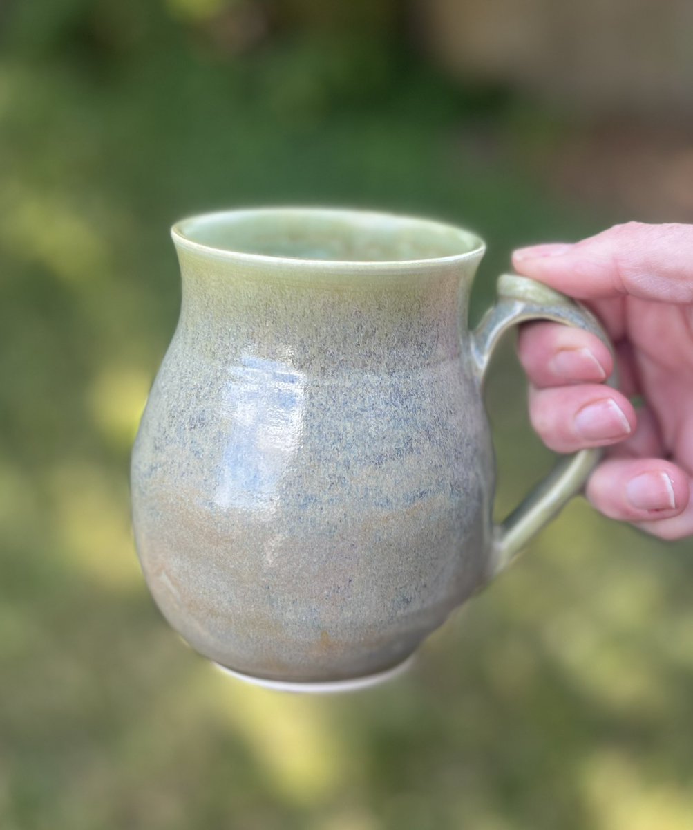 gaylestc's tweet image. Many of you have been following me since I started making mugs a few years back. I hope you can see a progression in my work through the years. This latest one stands out to me. I'm really proud of the shape, weight and proportions. But what do you think of the thumbrest? 👍👎?