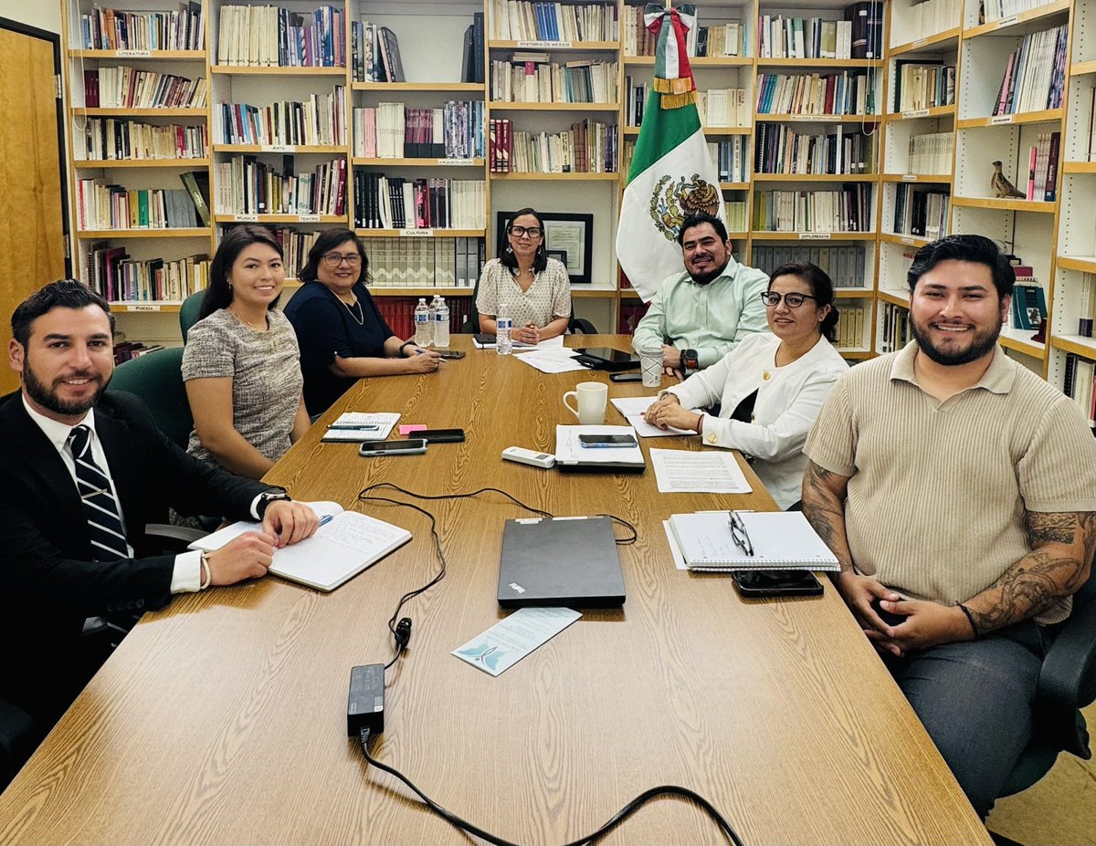 ConsulMexAlb's tweet photo. Hoy dedicamos nuestra mañana al #TeamAbq de @SRE_mx  @ConsulMexAlb de Protección Consular y Asuntos Jurídicos, para revisar casos de #ProtecciónConsular y #ProtecciónPreventiva correspondientes a nuestra circunscripción: los 24 condados de #NuevoMéxico y 38 del noroeste de #Texas.

📌 Larissa Romero brinda seguimiento a casos relacionados con menores y pensiones alimenticias, contribuyendo a garantizar el interés superior de niños y adolescentes mexicanos que atraviesan delicados procesos de custodia. También diligencia  exhortos y cartas rogatorias que ordenan los tribunales en México. 

📌 Claudia Borja es el enlace con recursos para apoyar a connacionales en situación de extrema vulnerabilidad. Localiza y acompaña a familiares de mexicanos que fallecen en EU para asistir su repatriación a territorio nacional y dar paz a las familias que atraviesan momentos difíciles. 

📌 Iván Villanueva realiza visitas consulares a cerca de 80 centros de detención, supervisando debido proceso, condiciones de detención, e informando a las familias lo procedente para entender sus procesos legales. 

📌 Alberto López se enfoca en la defensa de derechos laborales, promoviendo entornos seguros, justos y dignos para los trabajadores mexicanos y asegurando que sepan los recursos a su alcance en caso de violaciones a sus derechos como trabajadores.

Los miembros del Servicio Exterior Mexicano de #TeamAlbuquerque que supervisan esta labor, se sienten orgullosos de liderar un equipo tan comprometido que vela 24/7 por la integridad, el respeto a los derechos y la plena integración de nuestra comunidad mexicana en Estados Unidos 🇲🇽🤝🇺🇸.