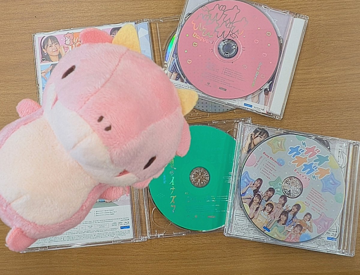 kaijyu_sekai's tweet image. \🦖主題歌発売⚡/
#かいせかアニメ 主題歌
#ロージークロニクル🌹の #ガオガオガオ
7/23🎉リリース
4形態ゲットしました✨
公式で公になっていないっぽいものは隠しつつ…
トレカは集合Ver.と村越彩菜ちゃん💜
朝、家を出るときに聴くと元気が出ますよ~!🎶
#かいじゅうせかいせいふく